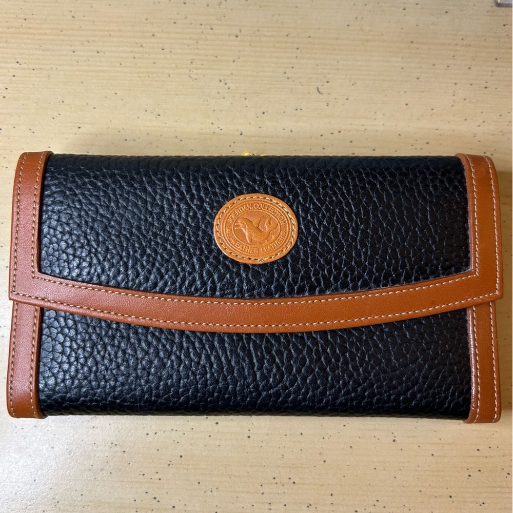 Hato Hasi | Pebble Grain Continental Clutch in Black / Brown Leather - Picture 14 of 15